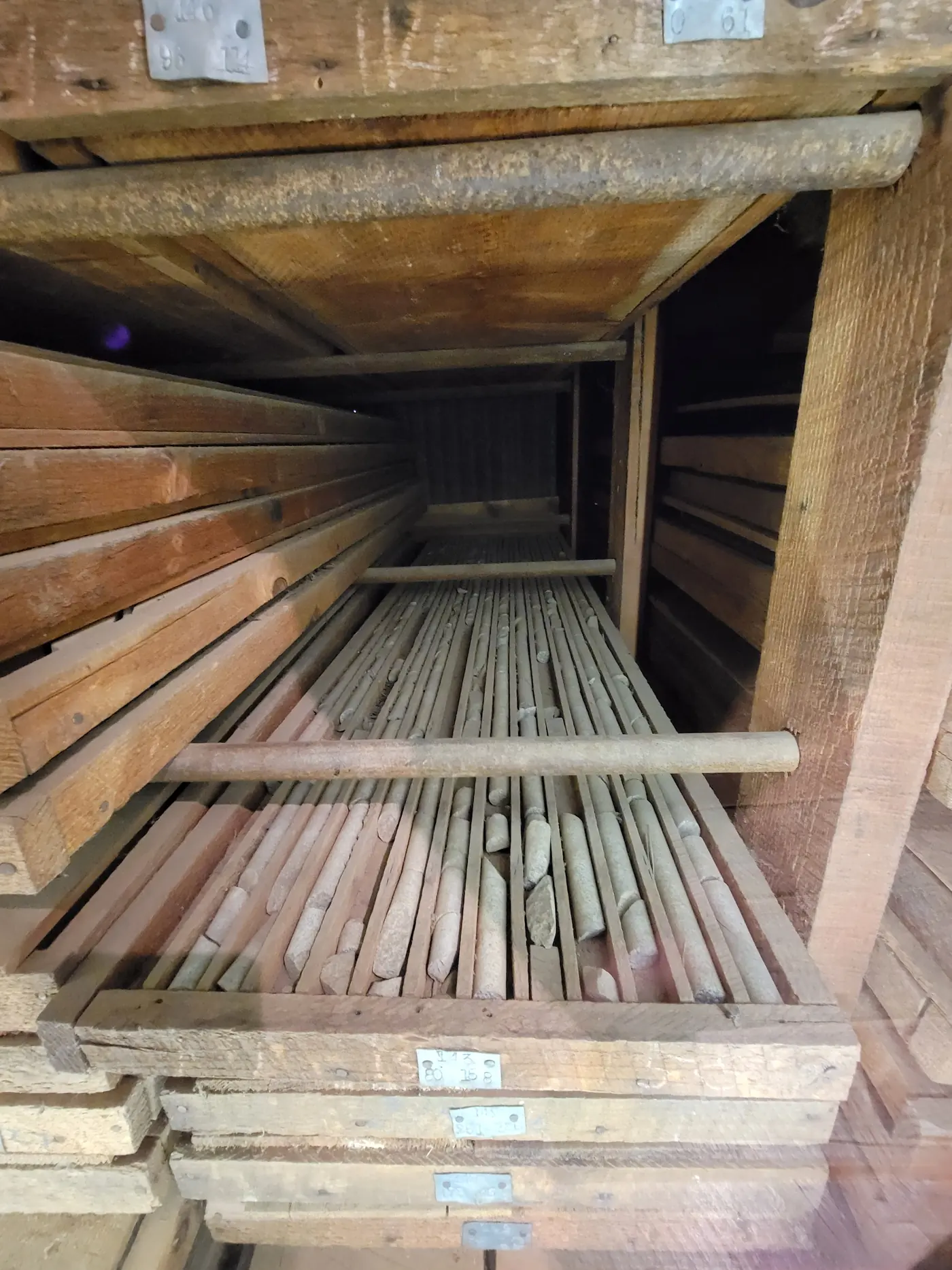 Cajas con testigos de perforación almacenados en estanterías de madera